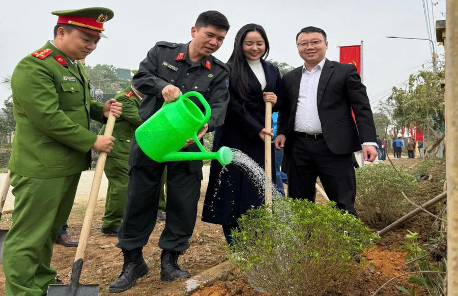 Đại diện Đoàn Thanh niên Phòng CSCĐ cùng các đại biểu tham gia gia trồng cây hưởng ứng “Tết trồng cây - Đời đời nhớ ơn Bác Hồ” tại Chương trình Lễ khởi động Tháng Thanh niên năm 2025 tại huyện Lương Sơn, tỉnh Hòa Bình.