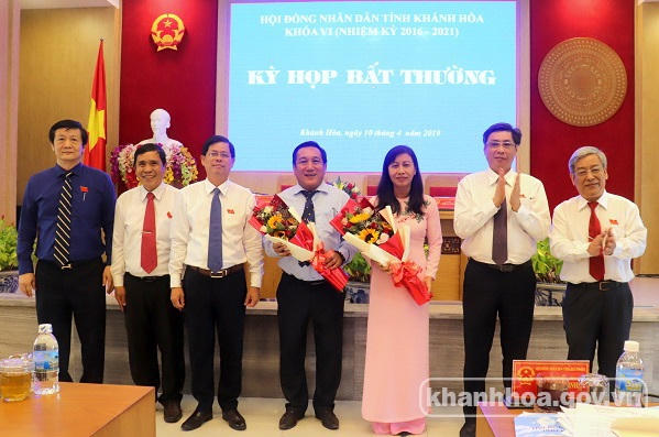 Lãnh đạo tỉnh Khánh Hòa chúc mừng các  đồng chí được bầu làm Ủy viên UBND tỉnh.