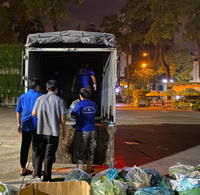 Các loại rau quả đã được chất đầy xe tải, chuẩn bị rời Bình Phước vào lúc trời nhá nhem tối