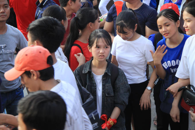 Vẻ mặt buồn rầu của cậu bé ngồi xe lăn sau thất bại của đội tuyển Olympic Việt Nam.