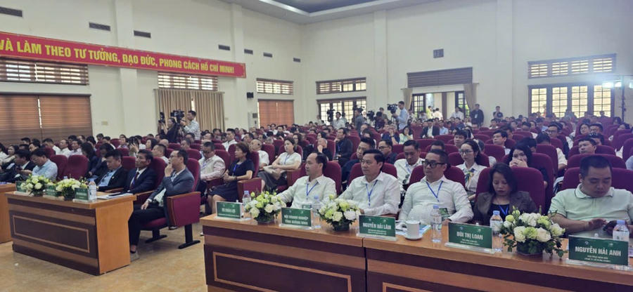 Quang cảnh hội nghị xúc tiến đầu tư vào cụm công nghiệp phía đông huyện Đầm Hà B. (Ảnh: Nguyễn Quang)