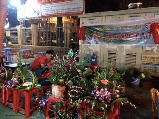 Bán hoa gây quỹ cho chương trình.