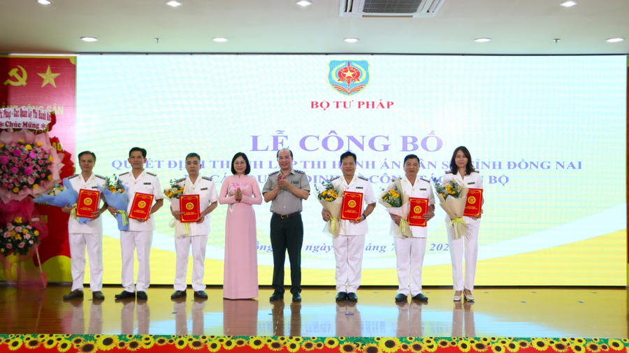 ông Nguyễn Thắng Lợi - Cục trưởng Cục quản lý THADS, Bộ Tư pháp cùng bà Nguyễn Thị Hoàng – Phó Chủ tịch UBND tỉnh Đồng Nai trao Quyết định bổ nhiệm và tặng hoa cho các Phó trưởng THADS tỉnh.