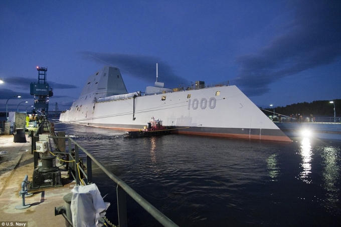 Tàu khu trục USS Zumwalt, có giá 4,4 tỷ USD, đã được Hải quân Mỹ đưa ra biển chạy thử nghiệm