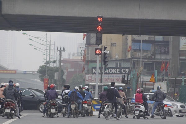 Các cột đèn giao thông giữa đường làm khó khăn cho các phương tiện đi lại.