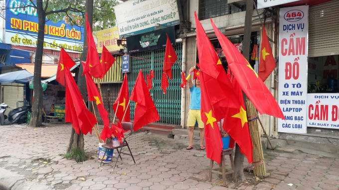 Một của hàng điện nước nhưng cũng tranh thủ phục vụ mặt hàng cổ vũ bóng đá.