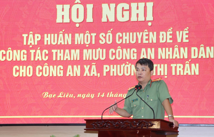 Thượng tá Phan Hoài Vũ - Trưởng phòng Tham mưu Công an tỉnh Bạc Liêu, báo cáo viên lớp tập huấn.