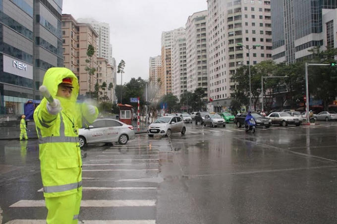 Thời tiết lạnh giá, kèm theo mưa phùn khiến cho việc điều tiết giao thông càng trở nên khó khăn hơn.