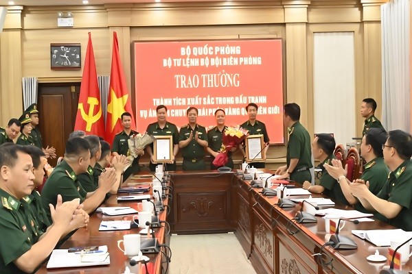 Thiếu tướng Nguyễn Văn Thiện, Phó Tư lệnh BĐBP, trao thưởng cho các tập thể có thành tích xuất sắc.
