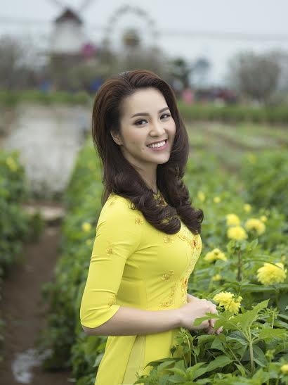 &Aacute; hậu Thụy V&acirc;n thướt tha với &aacute;o truyền thống b&ecirc;n