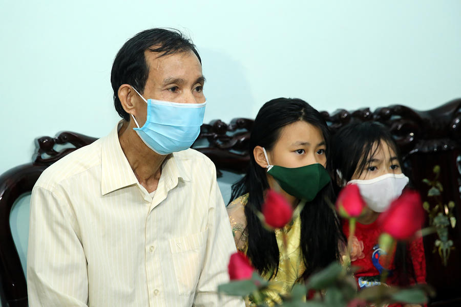 Các bậc ông bà, các cháu nhỏ xúc động khi được Phó Thủ tướng Vũ Đức Đam, đoàn cán bộ quân đội đến thăm, chúc Tết. Ảnh: VGP/Đình Nam