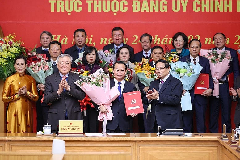 Thủ tướng Phạm Minh Chính trao Quyết định cho các Đảng bộ trực thuộc Đảng ủy Chính phủ.