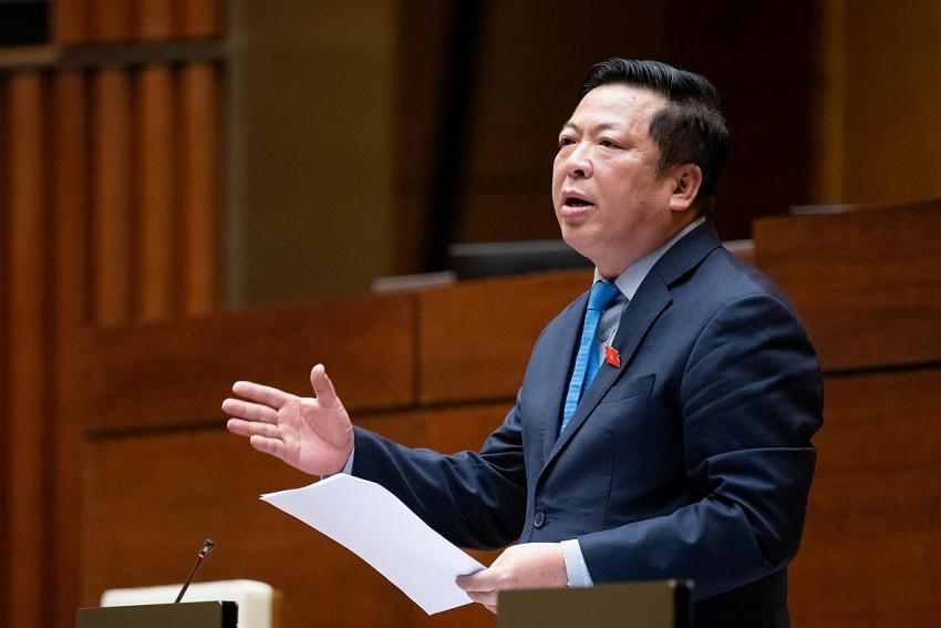 Bộ trưởng Bộ Giao thông vận tải Trần Hồng Minh phát biểu giải trình. Ảnh: quochoi.vn