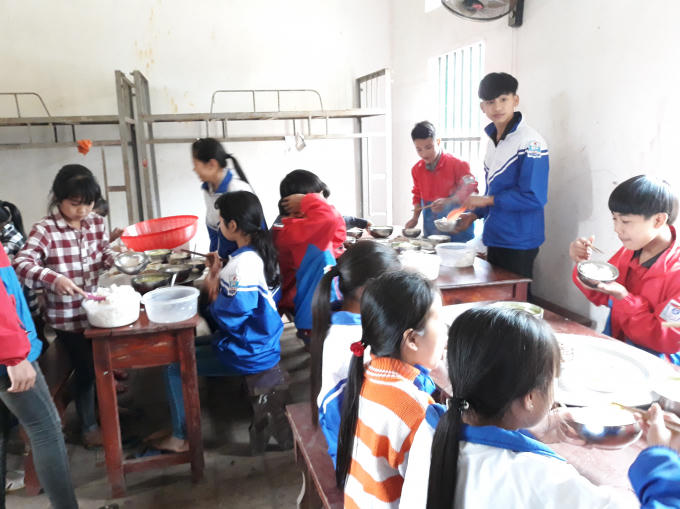Toàn trường có 30 em học sinh dân tộc thiểu số sinh sống tại bản Sinh Tàn cách trường 10km.
