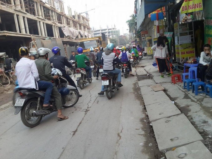 Mỗi ngày, vào giờ cao điểm buổi sáng và buổi chiều cảnh tắc đường luôn diễn ra tại phố Triều Khúc. Một phần dẫn đến tình trạng ùn ứ này, là do các phương tiện phục vụ dự án Pandora thi công.