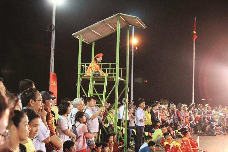 Kỳ thủ ngồi trên chòi điều khiển quân cờ.