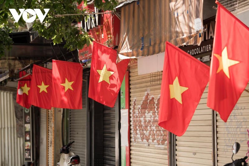 Sắc cờ đỏ khiến phố phường Hà Nội tươi vui hơn trong những ngày giãn cách xã hội.