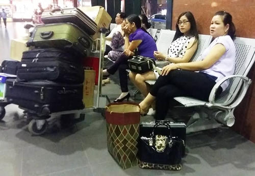 H&agrave;nh kh&aacute;ch chờ l&agrave;m thủ tục check-in sau sự cố tin tặc tấn c&ocirc;ng. Ảnh:&nbsp;B&aacute; Đ&ocirc;.