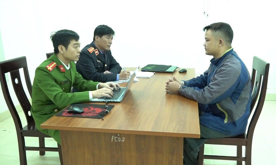 Cơ quan Công an lấy lời khai đối tượng Võ Sương Thế - Ảnh Công an Nghệ An.