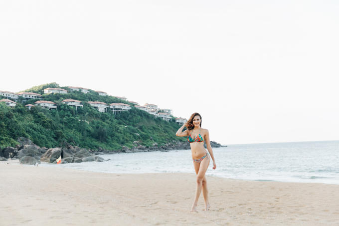 Phương Mai khoe vòng 1 bốc lửa bên bờ biển