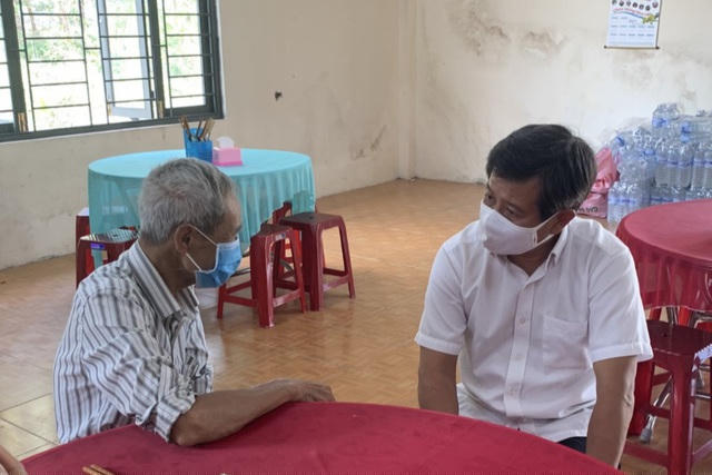Ông Hải hỏi thăm, động viên bà con tại quán cơm thiện nguyện