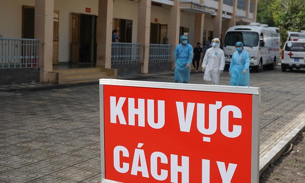 Tất cả nhân viên Tổ bay và hành khách nhập cảnh đều được đưa đến cách ly tại khu vực cách ly tập trung của thành phố tại huyện Củ Chi và huyện Nhà Bè.