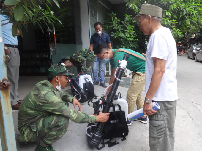 Trước đó, ngay từ sáng sớm, phường đã thực hiện việc tuyên truyền đến người dân bằng hệ thống loa phát thanh di động để họ hiểu và sẵn sang mở cửa cho lực lượng chức năng vào phun hóa chất để phòng dịch.