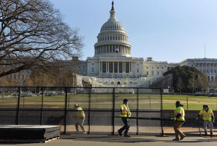 Nhân viên dựng rào chắn trước Điện Capitol, một ngày sau khi những người ủng hộ ông Trump xông vào tòa nhà.