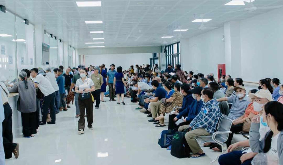 Nhiều người dân đến thăm khám trong ngày hoạt động đầu tiên của Bệnh viện Ung bướu Nghệ An cơ sở mới.