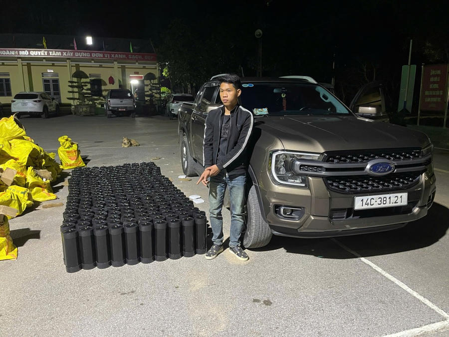 Bộ đội Biên phòng cửa khẩu Hoành Mô phối hợp Hải quan khu vực VIII bắt giữ đối tượng vận chuyển số lượng lớn bình khí cười vào ngày 17/11.