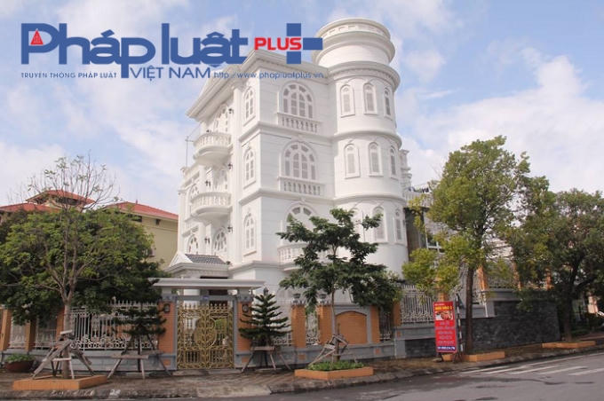 Một trong những tòa lâu đài được xây dựng theo kiến trúc châu âu tọa lạc ngay vị trí đắc địa trên đường Trần Quốc Nghiễn.