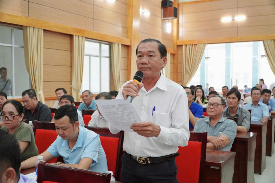 Cử tri Trà Thanh Nhạn khu phố 5, phường An Thới, TP. Phú Quốc, kiến nghị đến Phó Thủ tướng và đoàn đại biểu Quốc Hội đơn vị Kiên Giang - Ảnh: Khánh Thùy