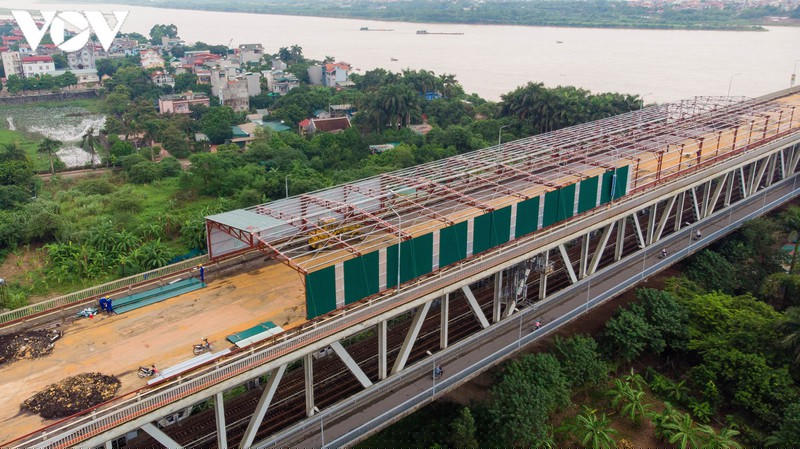 Dự án sửa chữa cầu Thăng Long do Tổng cục Đường bộ làm chủ đầu tư sẽ thực hiện gia cường mặt cầu thép hiện tại, hàn các đinh neo thép vào bản mặt thép và lắp đặt lưới thép.