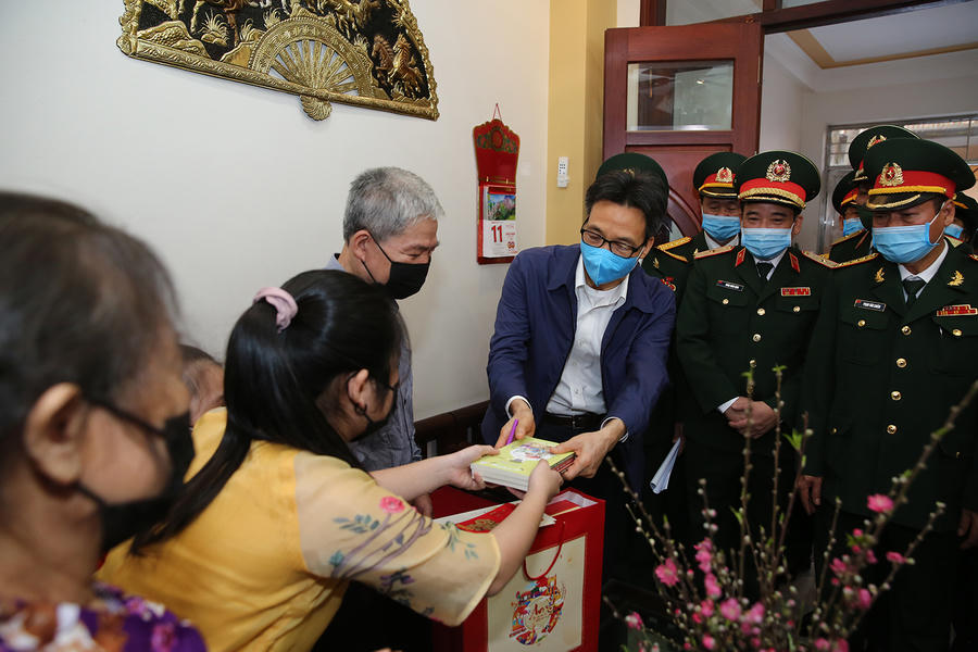 Phó Thủ tướng Vũ Đức Đam tặng sách cho hai cháu Nguyễn Ngọc Linh, Nguyễn Ngọc Hân, con của anh chị Nguyễn Ngọc Hà, chị Nguyễn Ngọc Tâm đang cách ly tập trung. Ảnh: VGP/Đình Nam