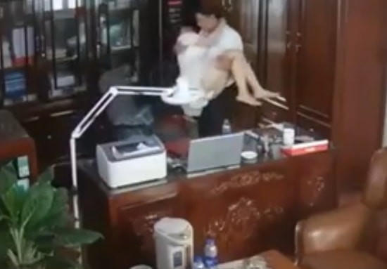 Người đàn ông “thân mật” với nhiều phụ nữ tại phòng làm việc đang là câu chuyện khiến dư luận quan tâm.