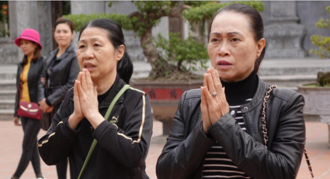 Khu đền thờ Đức Vương Ngô Quyền , người dân cũng đến thắp hương để nhớ công lao đánh tan quân xâm lược Nam Hán vào năm 938.