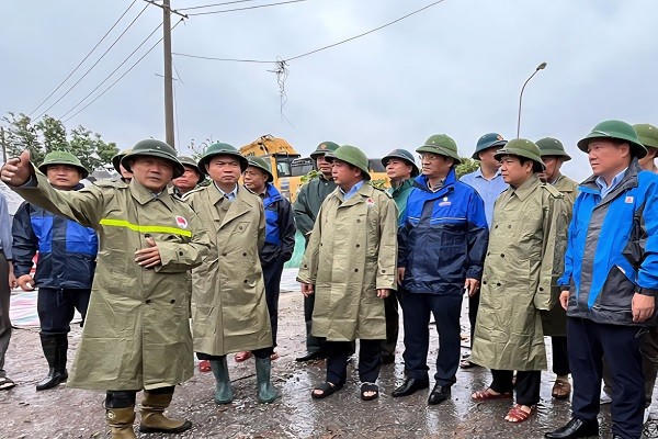 Quyền Bộ trưởng Bộ Nông nghiệp và Môi trường Trần Đức Thắng cùng các lãnh đạo tỉnh Ninh Bình kiểm tra tình trạng đê, kè Hải Thịnh III, xã Hải Thịnh.