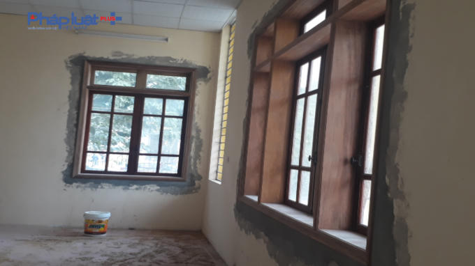 Hệ thống cửa, trần nhựa được làm lại hoàn toàn.