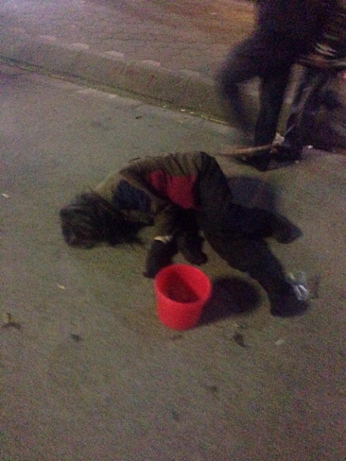 Một trong những hình ảnh gây phản cảm tại lễ hội khai ấn đền Trần, Nam Định.