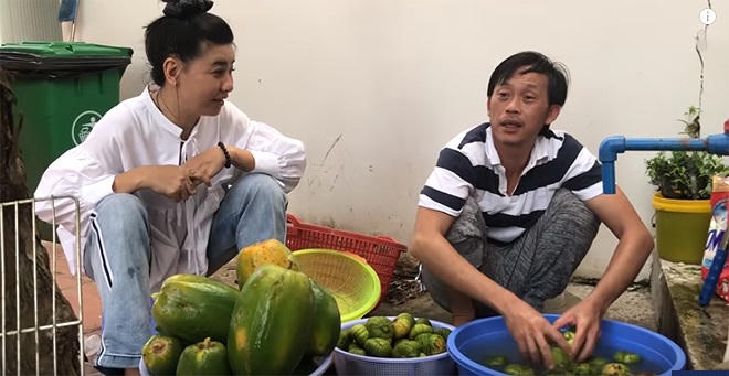 Nam danh hài tự tay rửa những loại trái cây vừa hái được, danh hài tiết lộ, trái vả chấm mắm ruốc là món ăn khoái khẩu của mình.