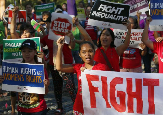 Những người đại diện cho phái nữ tại thành phố Quezon, phía đông bắc thủ đô Manila của Philippines đã cùng nhau xuống đường, hô vang khẩu hiệu đòi quyền bình đẳng và chống phân biệt giới tính sau khi Tổng thống Trump chính thức nhận nhiệm sở hôm 21/1. (Ảnh: AP)