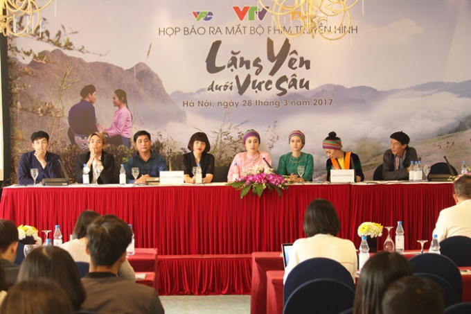 Ekip làm phim Lặng yên dưới vực sâu trong buổi họp báo ra mắt phim.
