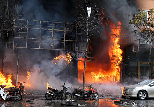 Cháy lớn tại quán karaoke Trần Thái Tông chiều 1/11 (Ảnh: VNE).