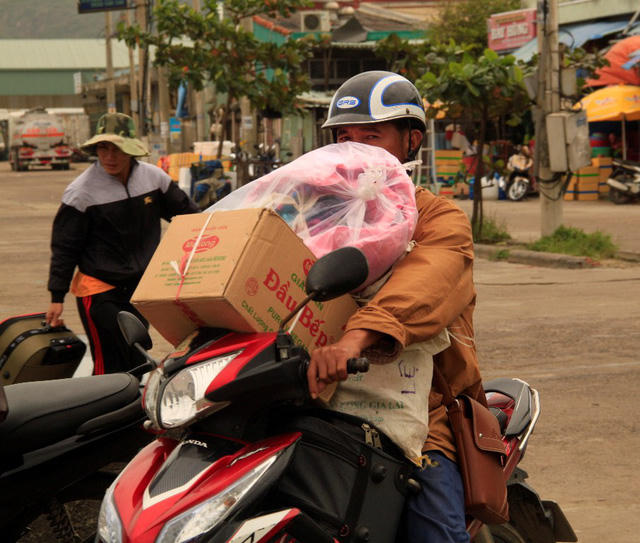 Người dân gửi hàng về trước, người về sau
