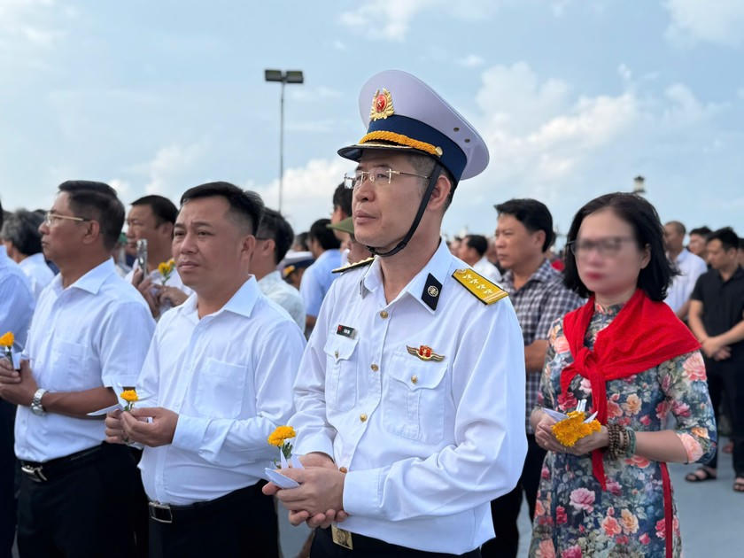 Các đại biểu thành kính tưởng nhớ các liệt sỹ đã hy sinh để bảo vệ chủ quyền biển đảo