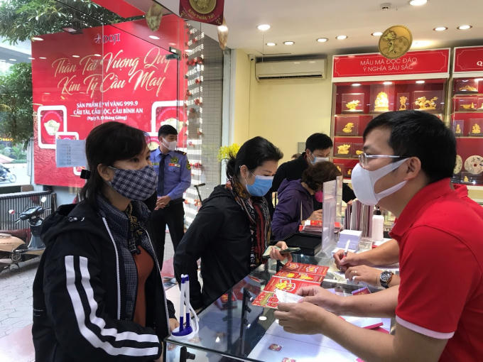 DOJI tiến hành chương trình tặng khẩu trang Nhật Bản 3D cao cấp vào ngày Mùng 10 Tháng Giêng (tức 3/2/2020 dương lịch) cho khách hàng giao dịch tại hệ thống Trung tâm Vàng bạc Trang sức DOJI trên toàn quốc. 