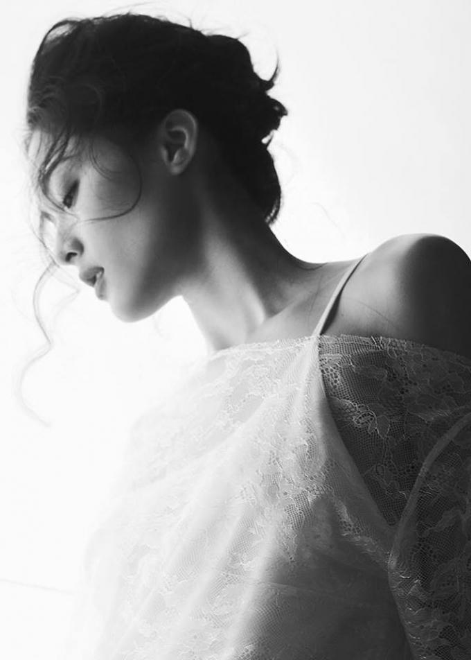 Hạ Vi đẹp hút hồn trong bộ ảnh khoe vai trần sexy