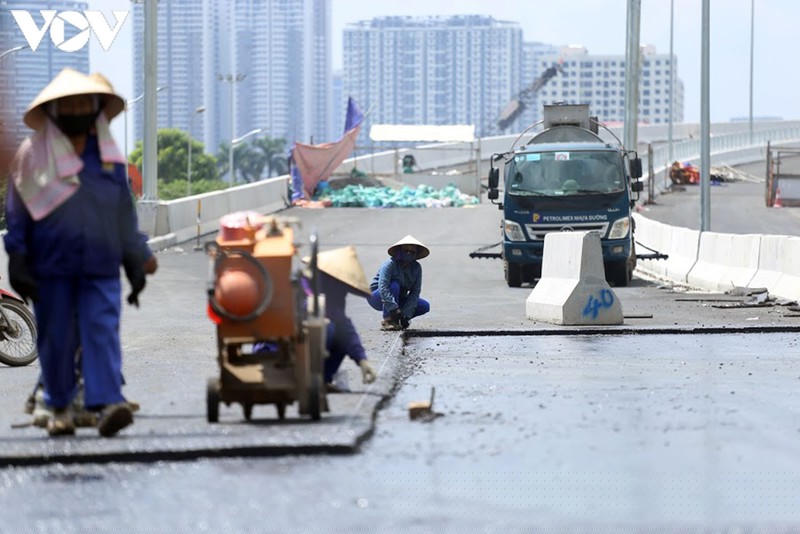 Công nhân cải tạo bản thép hiện tại thành mặt cầu liên hợp nhẹ bằng cách làm sạch bề mặt, hàn đinh neo dài 5 cm theo công nghệ plasma tốc độ nhanh để không gây biến tính vật liệu thép. Sau đó, công nhân đặt lưới thép lên rồi đổ bê tông siêu tính năng (UHPC) cường độ cao.