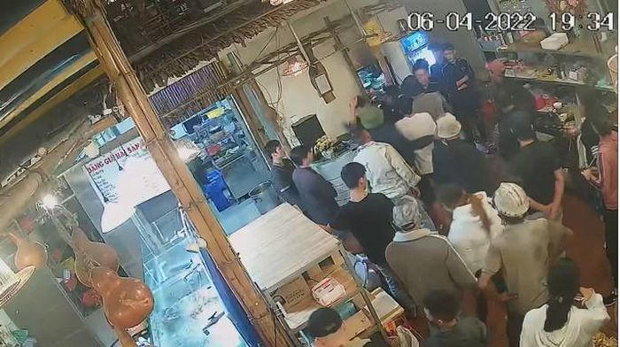 Nhóm khách bắt nhân viên phục vụ quán ăn xếp hàng để hành hung. (Ảnh cắt từ Clip).