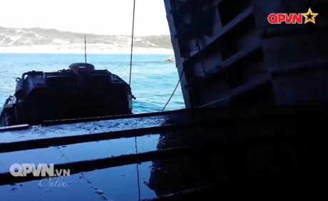 Tiếp đó tới các xe bọc thép chở quân BTR-60PB.